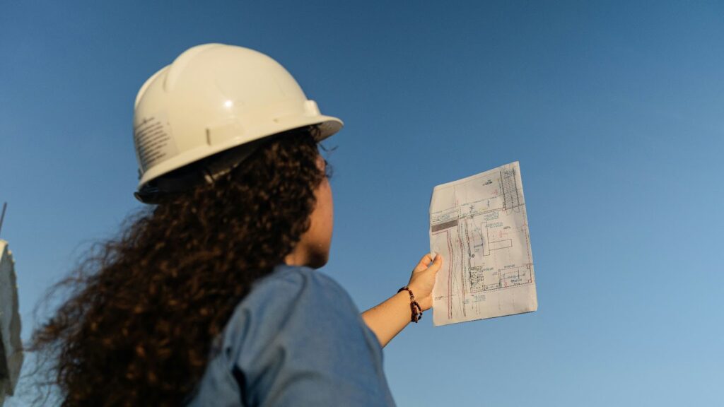 Professionnelle du bâtiment consultant un plan de travaux